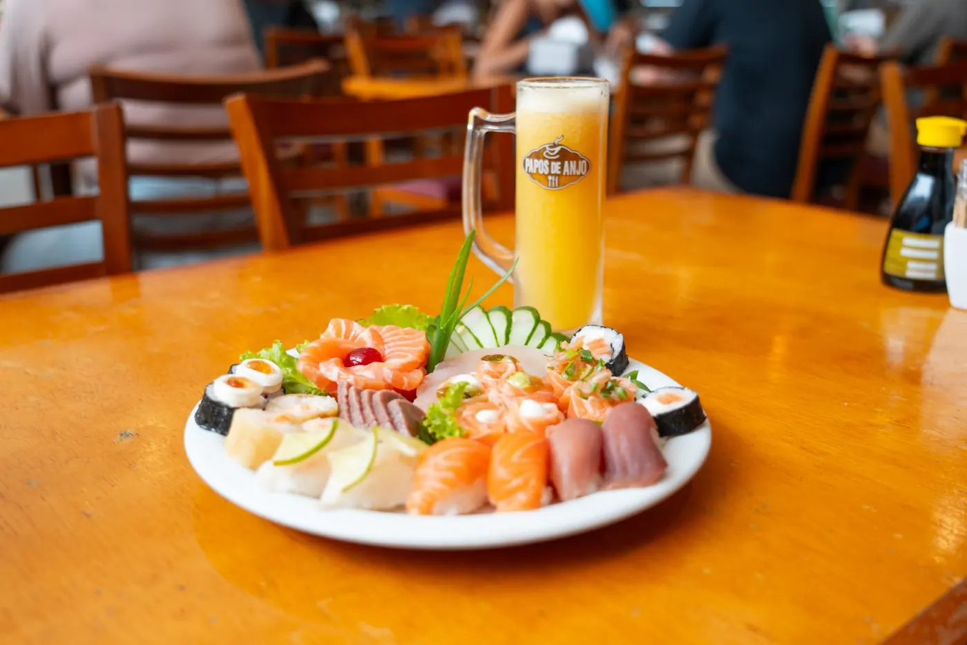 Prato de comida japonesa com sushis e sashimis
