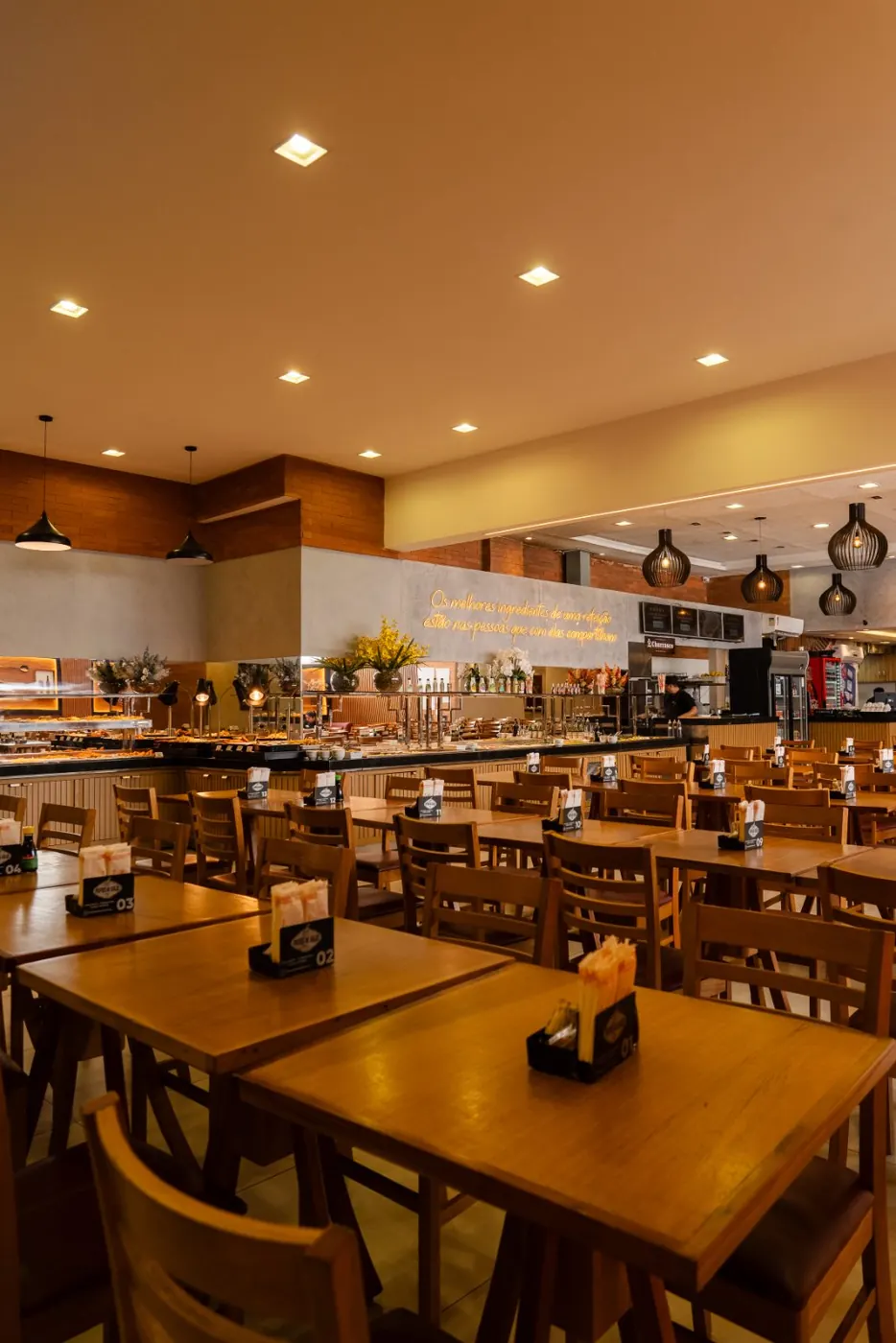 Salão do Papos de Anjo com mesas de madeira e buffet ao fundo